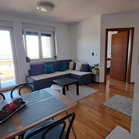 Apartment 442